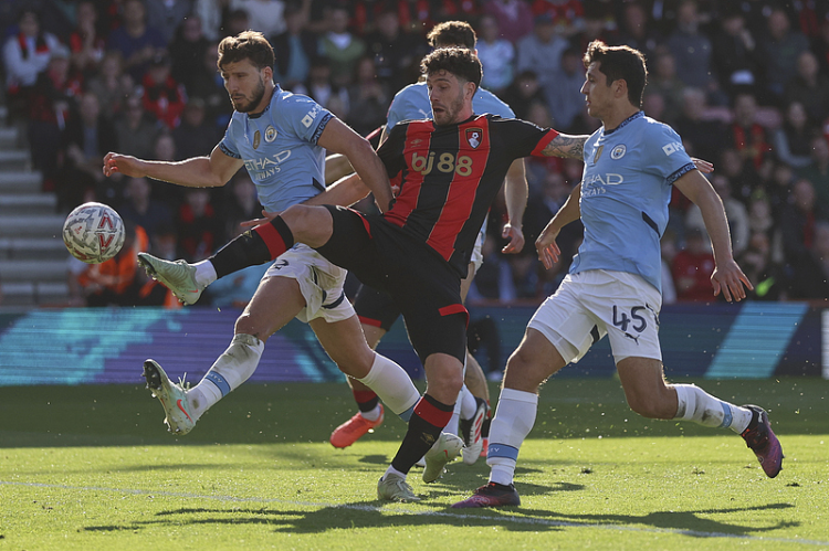  足总杯最新形势：上海申花高居榜首，曼城强势追赶，冠军归属成迷